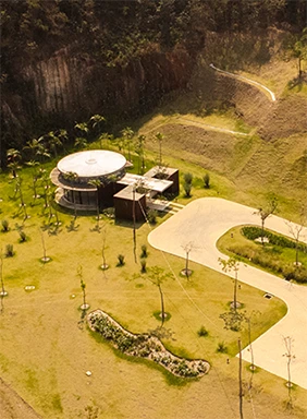 Capela ecumênica integrada ao ambiente externo